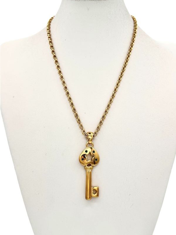 Collana lunga con ciondolo a forma di chiave, un gioiello dal fascino simbolico e senza tempo. Realizzata con una catena in ottone e un ciondolo in fusione di metallo, impreziosito da luminosi cristalli colorati. Un accessorio versatile, perfetto per arricchire il look quotidiano con un tocco di originalità. Pezzo unico, lavorato artigianalmente con materiali di qualità. Made in Italy by Ave Caprice.