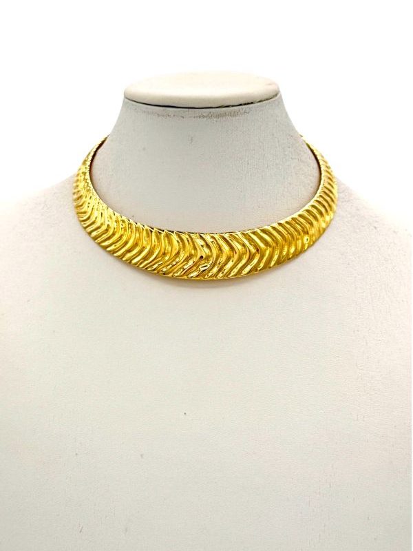 Collarino rigido donna in ottone con movimento ondulato. Alla moda e moderno, perfetto per dare un tocco di vero stile speciale al tuo look! Gioiello pezzo unico, fatto artigianalmente e Made in Italy by Ave Caprice.