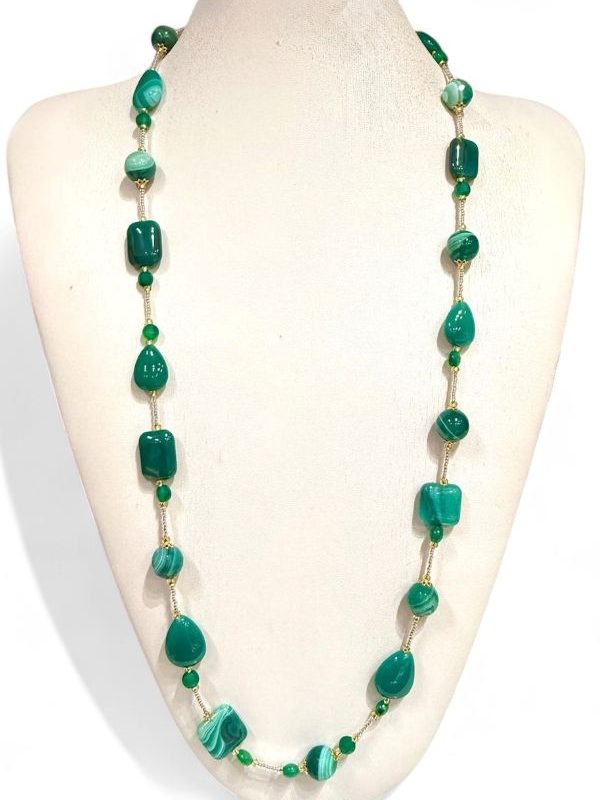 Collana lunga in agata verde e conteria veneziana