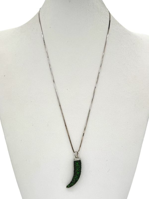 Originale collana realizzata in argento bianco 925 e luminosi zirconi color verde scuro. Gioiello pezzo unico con lavorazione artigianale, realizzato con materiali di alta qualità nel nostro laboratorio a Parma. Made in Italy by Ave Caprice.