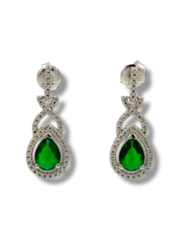 Orecchini in argento 925 dal design raffinato, impreziositi da luminosi zirconi e preziosi smeraldi sintetici. Un gioiello esclusivo, unico nel suo genere, realizzato interamente a mano in Italia. Ogni pietra è incastonata con maestria seguendo la tradizione orafa, rendendo questo bijoux un vero pezzo irripetibile. Perfetti per illuminare ogni look con classe e armonia, sono il dettaglio prezioso che dona eleganza senza eguali.