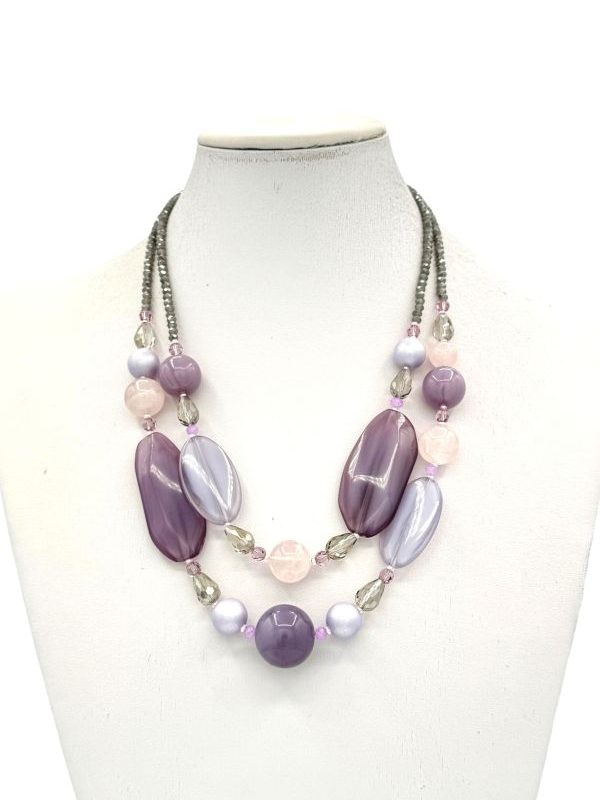 Un intreccio di tonalità viola che danza con la luce, questa collana multifilo incanta con la sua raffinata eleganza. Perfetta per ogni occasione, dal quotidiano agli eventi speciali, è un pezzo unico realizzato con passione e maestria dai nostri artigiani. Un gioiello Made in Italy che esalta la tua femminilità con stile e unicità.