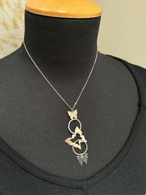 Un’elegante danza di farfalle in argento 925 prende vita in questa collana fatta a mano, una composizione leggera e armoniosa che cattura lo spirito della libertà e della bellezza naturale. Ogni elemento è stato curato con attenzione artigianale per creare un pezzo unico e ricercato, pensato per valorizzare la femminilità con delicatezza. Un regalo speciale, dal design raffinato e interamente Made in Italy by Ave Caprice.