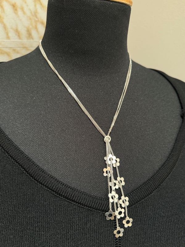 Un raffinato intreccio di catene e piccoli fiori in argento 925, tutti lucidi e realizzati a mano con cura dai nostri artigiani. Un pezzo unico, che unisce leggerezza visiva e qualità artigianale, dando vita a un gioiello moderno e delicato, capace di esprimere eleganza con semplicità. Made in Italy By Ave Caprice.