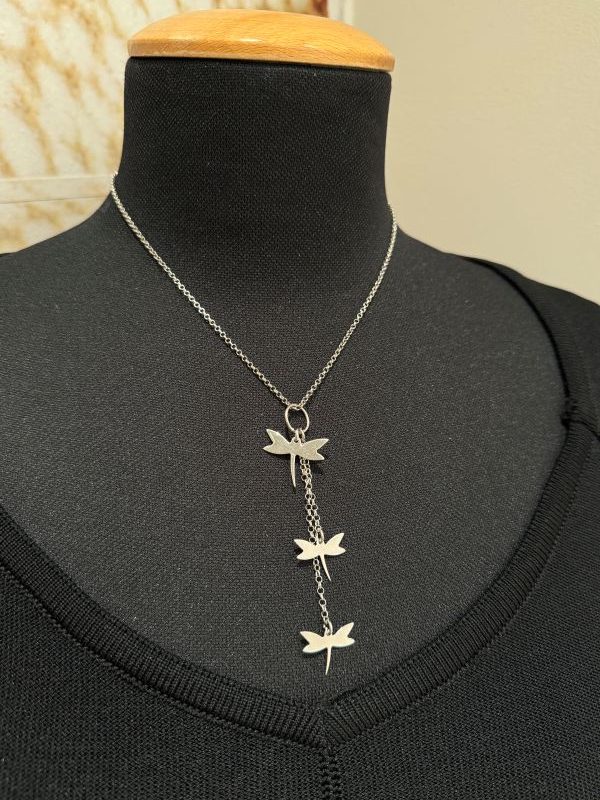 Una creazione elegante e leggera, ispirata alla grazia delle libellule. Realizzata interamente a mano in argento 925, questa collana è un pezzo unico che celebra la bellezza eterea della natura. Linee essenziali e design raffinato si uniscono in un gioiello delicato, Made in Italy, pensato per chi ama l’artigianalità e l’autenticità.

