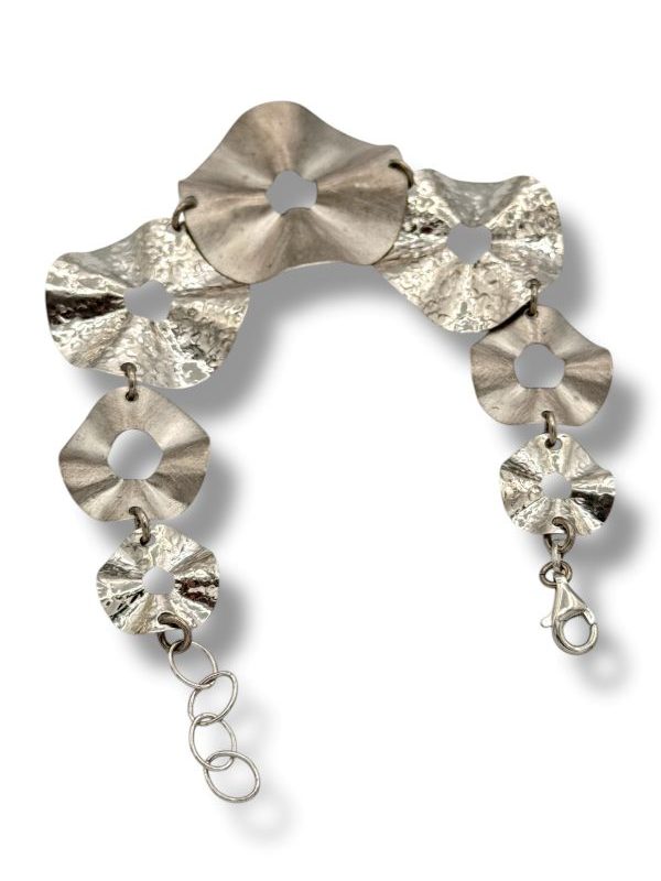 Gioiello artigianale Made in Italy in argento 925, dallo stile moderno e fresco, ispirato al movimento del mare. Leggero, unico e dal design creativo. Bracciale fatto a mano di nostra produzione a Parma. By Ave Caprice.