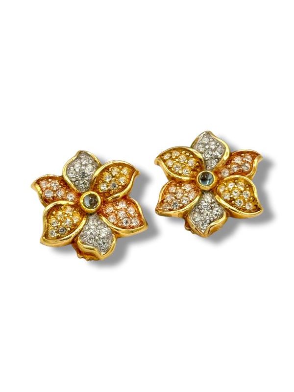 Orecchini clip floreali, realizzati in argento 925 dorato impreziosito da luminosi strass bianchi. Perfetti anche senza foro. Design vintage raffinato. Made in Italy By Ave Caprice.