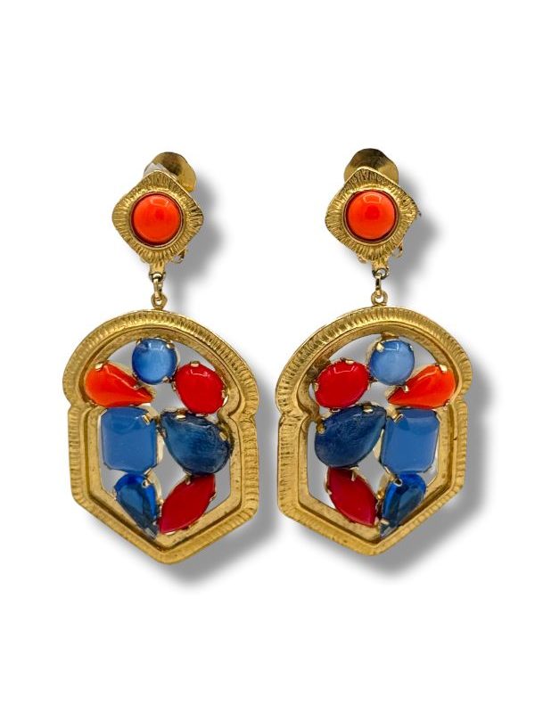 Orecchini pendenti a clip, vintage, colorati e leggeri, in metallo dorato e vetro. Comodi, vivaci e realizzati a mano in Italia. Perfetti per l’estate. By Ave Caprice.