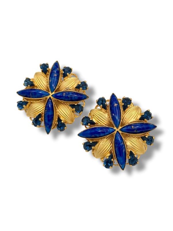 Orecchini a clip stile vintage anni ’80 con cristalli blu e metallo dorato. Non preoccuparti se non hai i lobi forati, puoi comunque sfoggiare un gioiello di grande classe! Pezzo unico fatto a mano in Italia, perfetto per chi cerca un tocco grintoso e chic. By Ave Caprice.