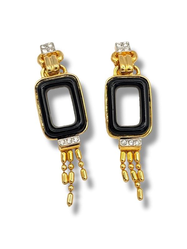Scopri gli orecchini pendenti con clip in stile vintage anni ’80, in metallo dorato e strass. Eleganti, leggeri e senza foro. Pezzo unico Made in Italy. By Ave Caprice.