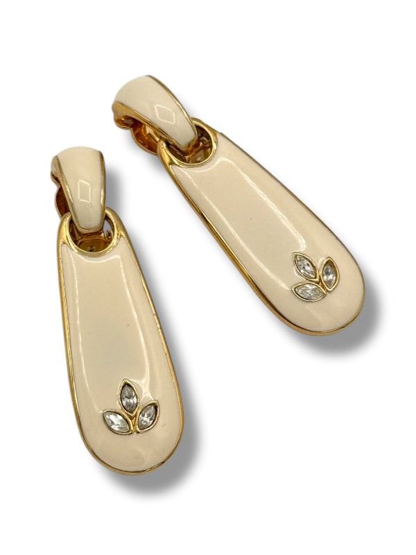 Clip pendente panna in metallo dorato con strass bianchi. Pezzo unico realizzato con materiali di qualità. Eleganti, leggeri e perfetti anche senza foro. Made in Italy by Ave Caprice.