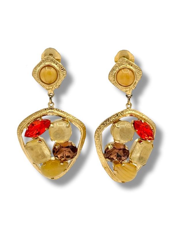 Eleganti orecchini pendenti in metallo dorato con vetri e cristalli luminosi. Clip comoda, ideale anche senza foro. Pezzo unico e prodotto artigianale italiano. By Ave Caprice.