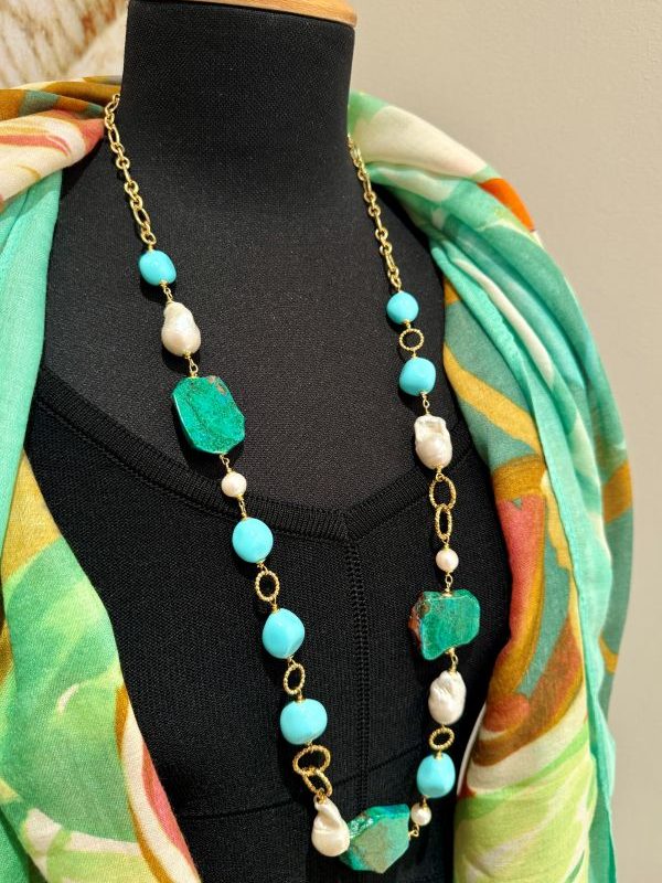Scopri la collana artigianale con crisocolla, perle naturali e turchese: un gioiello pezzo unico made in Italy, dal fascino naturale e l’eleganza dorata. By Ave Caprice.