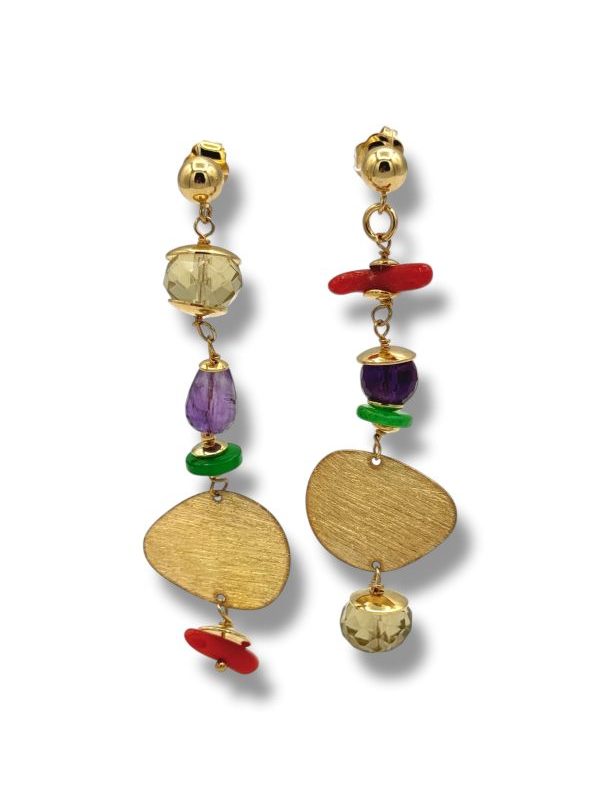 Orecchini leggeri in argento dorato con corallo rosso mediterraneo e pietre naturali. Design artigianale, perfetti per l’estate. By Ave Caprice.