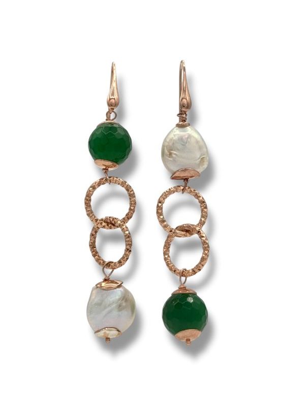 Orecchini pendenti in argento rosato con perle scaramazze e agata verde naturale. Un gioiello raffinato, moderno e leggero, perfetto per ogni occasione. Scopri l’eleganza artigianale Made in Italy. By Ave Caprice.