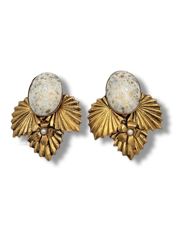 Orecchini a clip dorati con cabochon effetto avorio e dettaglio floreale. Eleganti, scenografici e fatti a mano in Italia. Perfetti per chi non ha i buchi. By Ave Caprice.