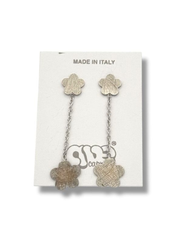 Eleganti orecchini pendenti in argento 925 spazzolato con elementi floreali stilizzati. Leggeri, anallergici e raffinati, perfetti per un look moderno e femminile. Made in Italy. By Ave Caprice.