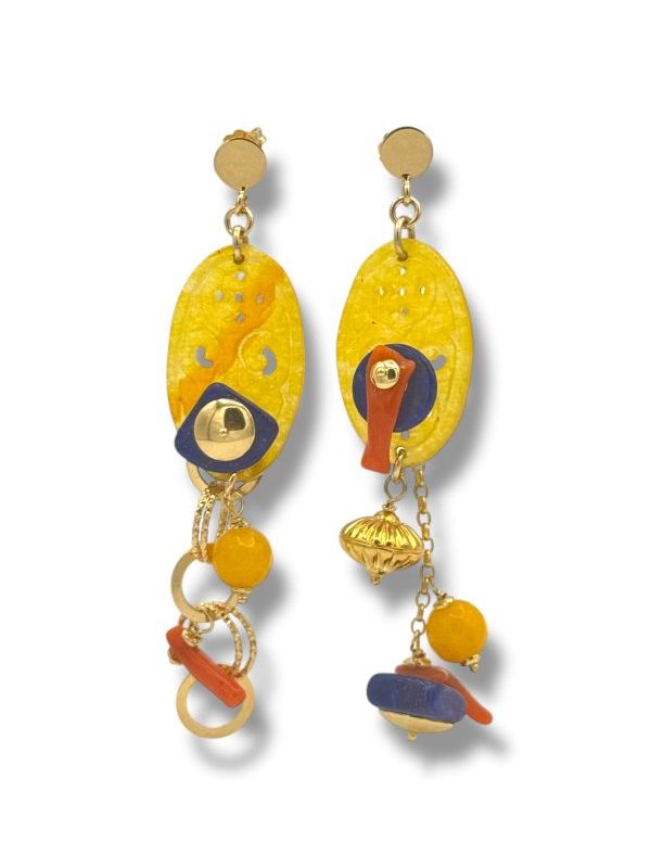 Orecchini artigianali pendenti con base incisa, corallo naturale, lapis e pietre gialle. Un mix cromatico raffinato e originale. Made in Italy, pezzo unico. By Ave Caprice.