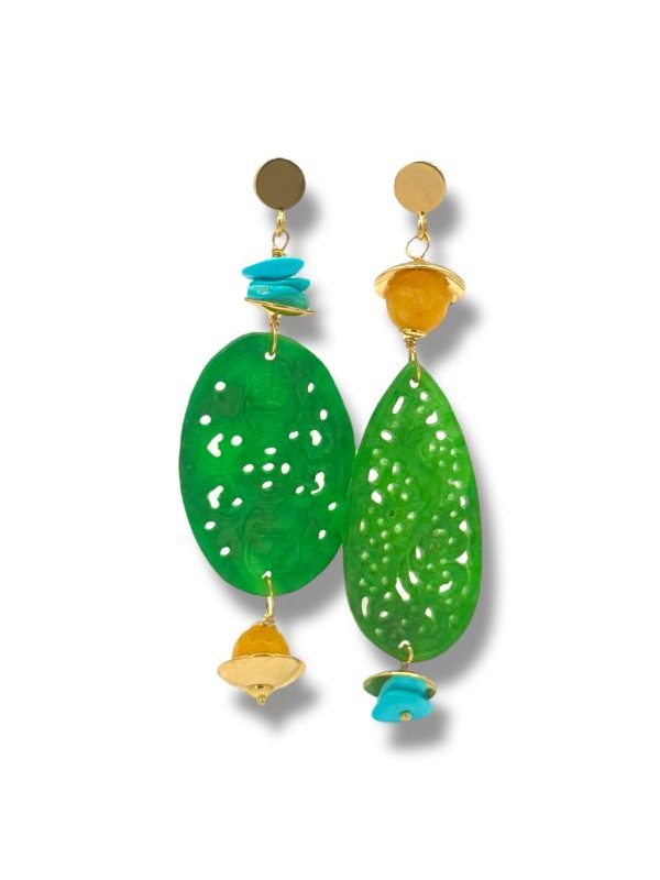 Eleganti orecchini pendenti in argento dorato con giada verde naturale, pietra turchese e pietra sfaccettata gialla. Un design ricercato e artigianale, Made in Italy, perfetto per uno stile sofisticato e contemporaneo. By Ave Caprice.