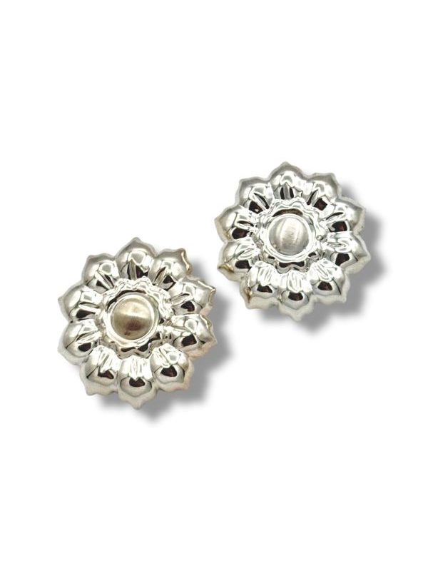 Orecchini a fiore in argento 925 con chiusura a clip resistente e delicata. Design italiano raffinato, perfetti per chi non ha i buchi ma non rinuncia all’eleganza. By Ave Caprice.
