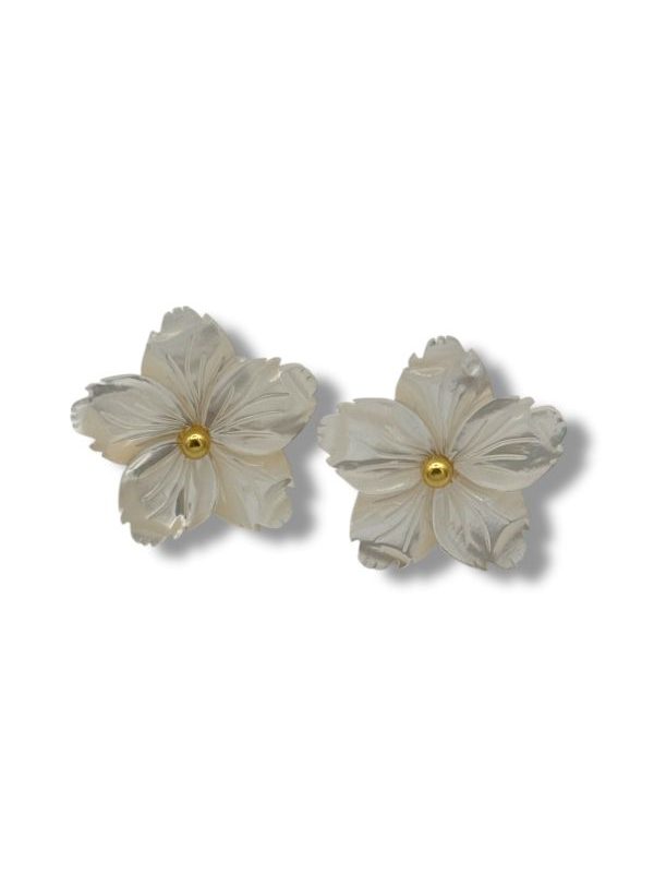 Orecchini fiore in madreperla intagliata a mano con montatura in argento dorato e chiusura perno + clips. Un gioiello italiano raffinato, comodo e luminoso, perfetto in ogni occasione. By Ave Caprice.