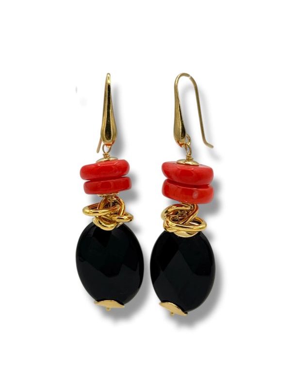 Scopri gli orecchini onice e corallo in argento dorato, un gioiello artigianale dal design moderno e raffinato. Perfetti per aggiungere carattere a ogni look. By Ave Caprice.