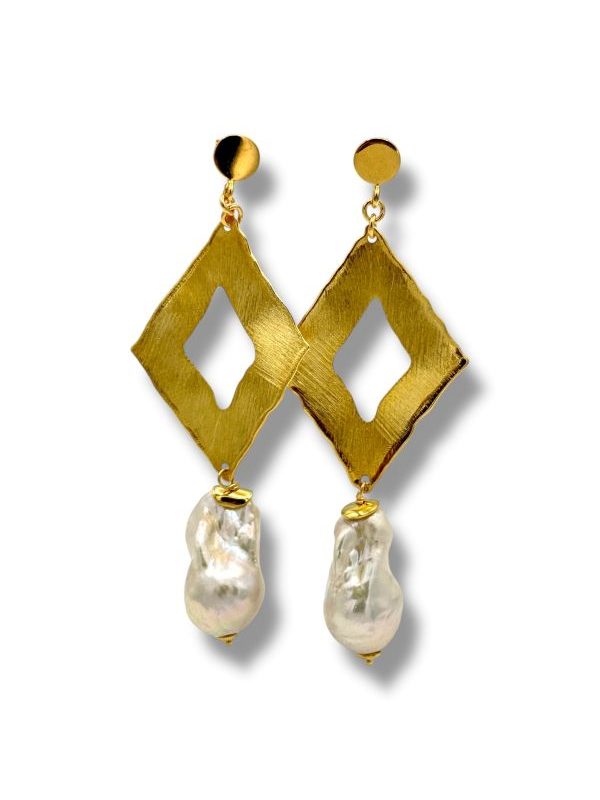Orecchini artigianali in argento dorato spazzolato con perle scaramazze naturali, iconici e sensuali. Un gioiello unico per look sofisticati e intensi. By Ave Caprice.