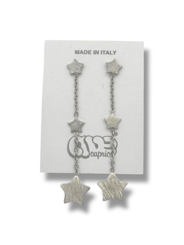 Orecchini in argento 925 spazzolato a mano con tre stelle pendenti. Leggeri, ipoallergenici e Made in Italy. Perfetti per donne e ragazze, per ogni occasione. By Ave Caprice.