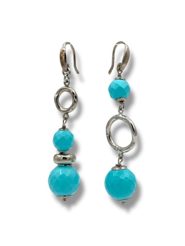 Scopri l’eleganza fresca degli orecchini in argento 925 con turchese ricostruito sfaccettato. Design moderno e sofisticato, perfetti per valorizzare ogni look con stile leggero e glamour. By Ave Caprice.