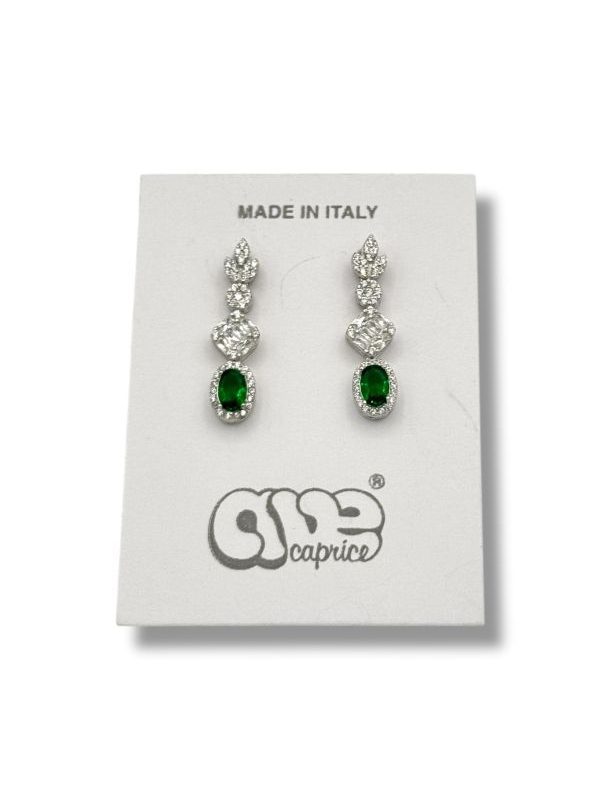 Orecchini in argento 925 con smeraldo sintetico verde brillante e zirconi bianchi. Design elegante e sofisticato, perfetto per cerimonie, eventi e regali indimenticabili. By Ave Caprice.
