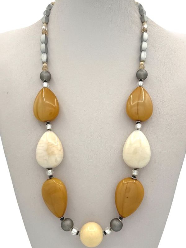 Collana lunga in resina plexiglass color cappuccino con perle artigianali in vetro di Murano e foglia d’argento. Bijoux fatto a mano in Italia, moderno ed elegante. By Ave Caprice.