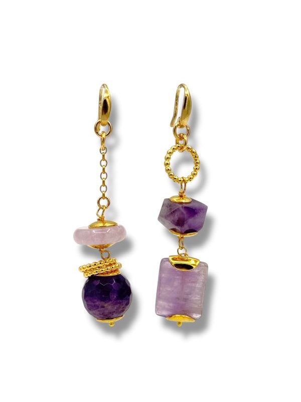 Orecchini pendenti in argento dorato con ametista naturale. Fatto a mano, design asimmetrico, pezzo unico Made in Italy, elegante, moderno e originale. By Ave Caprie.