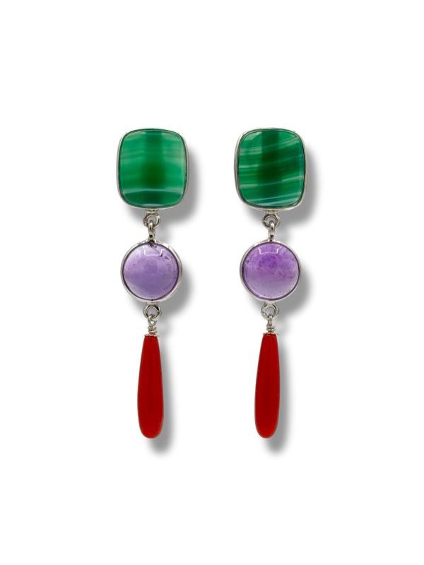 Scopri gli orecchini ametista malachite e corallo in argento 925: un gioiello artigianale leggero, raffinato e unico, con chiusura comoda a perno clip. By Ave Caprice.