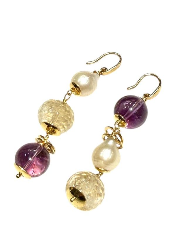 Orecchino pendente con quarzo citrino, ametista e perle naturali coltivate. Montato su argento dorato con monachella