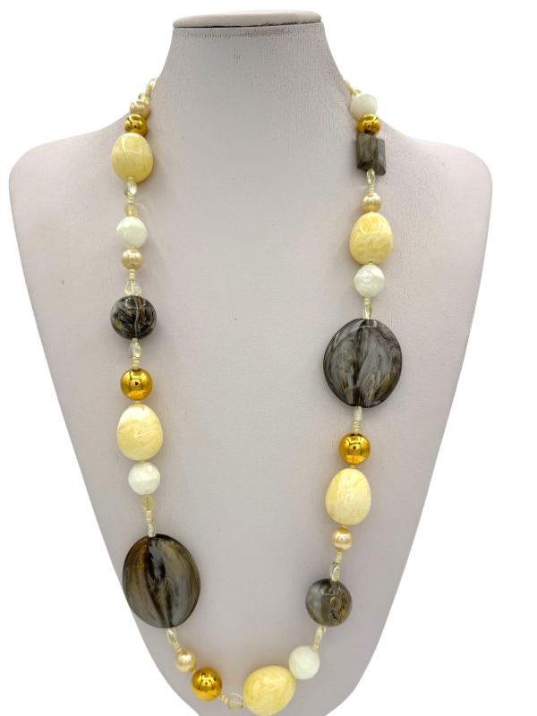 Collana lunga artigianale con perle in plexiglass grigio e avorio, cristalli e conteria veneziana. Bijoux moderno fatto a mano in Italia, elegante e originale. By Ave Caprice.