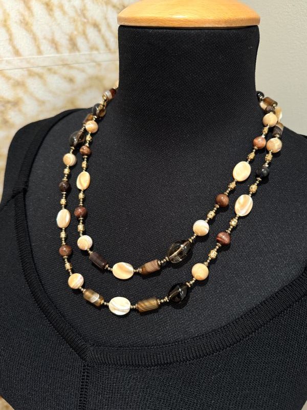 Collana lunga in madreperla e pietre naturali di occhio di tigre e quarzo fumé. Fatto a mano in Italia, pezzo unico giocabile in vari modi. Eleganza versatile. By Ave Caprice.