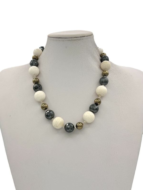 Scopri la collana con ematite e conchiglia, un bijoux artigianale fatto a mano con perle naturali, eleganza moderna e stile unico. Pezzo esclusivo made in Italy. By Ave Caprice.