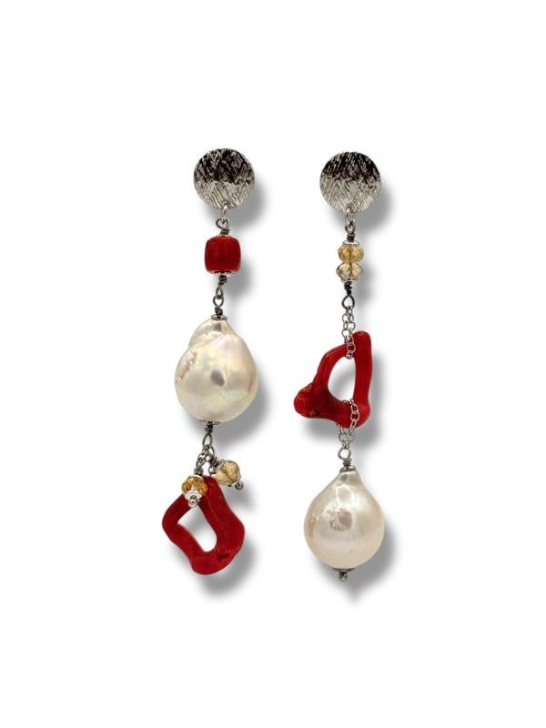 Scopri gli orecchini perla scaramazza e corallo: un gioiello estivo artigianale in argento 925, unico e fatto a mano in Italia, perfetto per look raffinati e solari. By Ave Caprice.