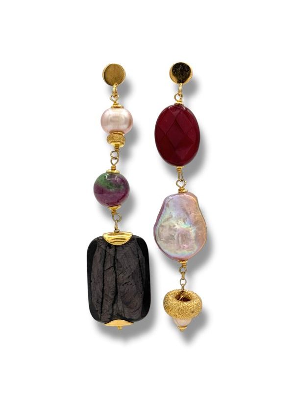 Orecchini artigianali in argento dorato con perle naturali, agata rossa, iperstene e zoisite rubino. Design asimmetrico elegante e moderno, 100% made in Italy. By Ave Caprice.