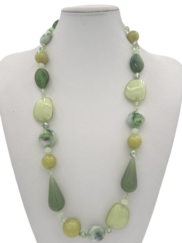 Collana verde in plexiglass e vetro, con perle disegnate a mano. Elegante, leggera e abbinabile con tutto. Scopri il design artigianale Made in Italy. By Ave Caprice.