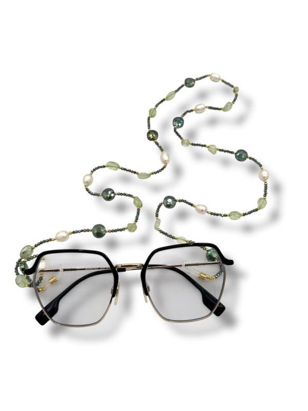 Catenina per occhiali elegante con perle coltivate, prehnite e cristalli. Un accessorio artigianale, moderno e raffinato, perfetto anche per l’ufficio. By Ave Caprice.