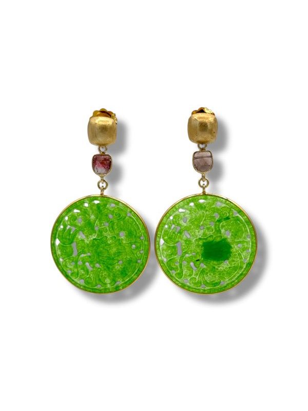 Orecchini artigianali in giada verde intagliata e tormalina naturale montati in argento dorato spazzolato. Un pezzo unico made in Italy, elegante e raffinato, perfetto per look sofisticati e contemporanei.