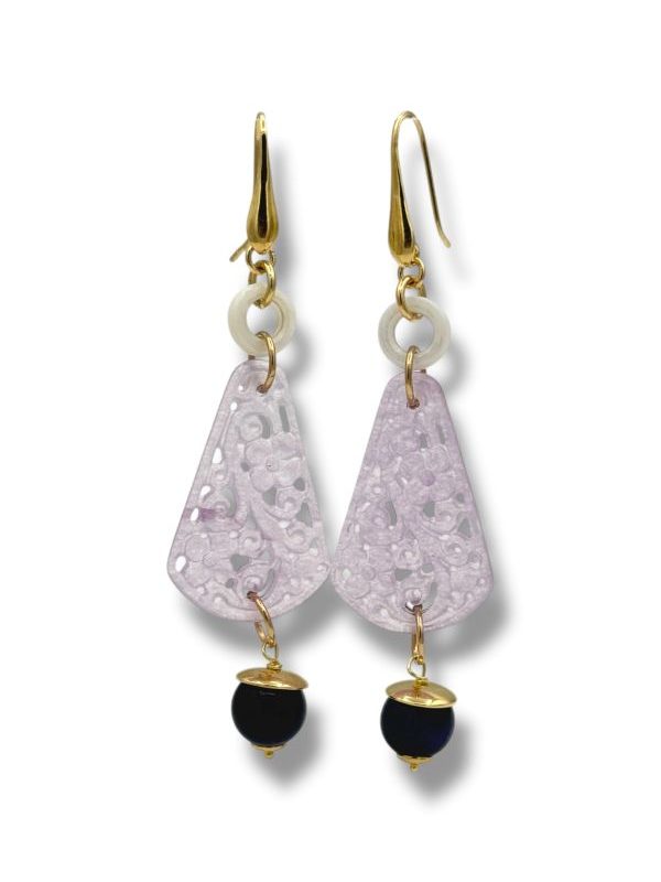 Orecchini pendenti artigianali con giada viola intagliata e agata blu sfaccettata. Montati in argento dorato, pezzo unico, raffinati ed eleganti, fatti a mano in Italia. By Ave Caprice.