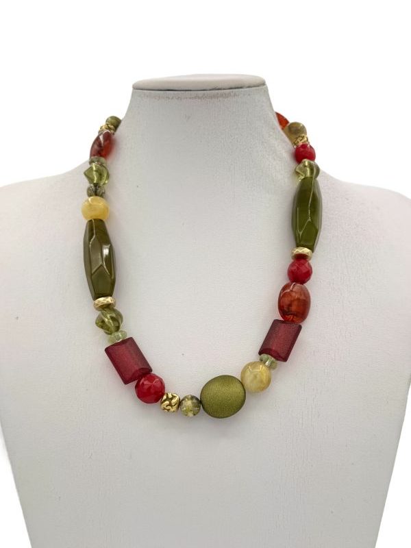 Collana corta artigianale in resina rossa e verde oliva, bijoux moderno donna fatto a mano in Italia. Design esclusivo, colori intensi e forme decise. By Ave Caprice.
