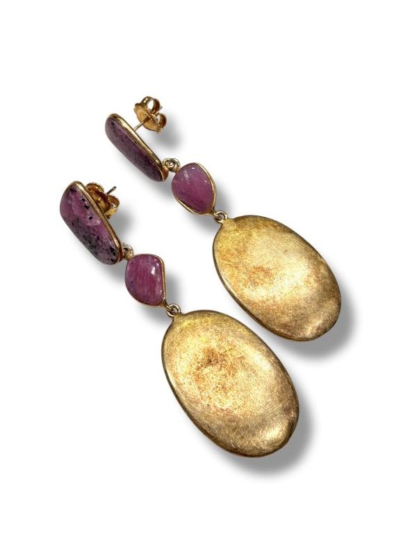 Orecchini artigianali con pietre naturali di rodocrosite e argento 925 dorato spazzolato. Eleganti, moderni e leggeri. Perfetti per look raffinati e versatili. By Ave Caprice.