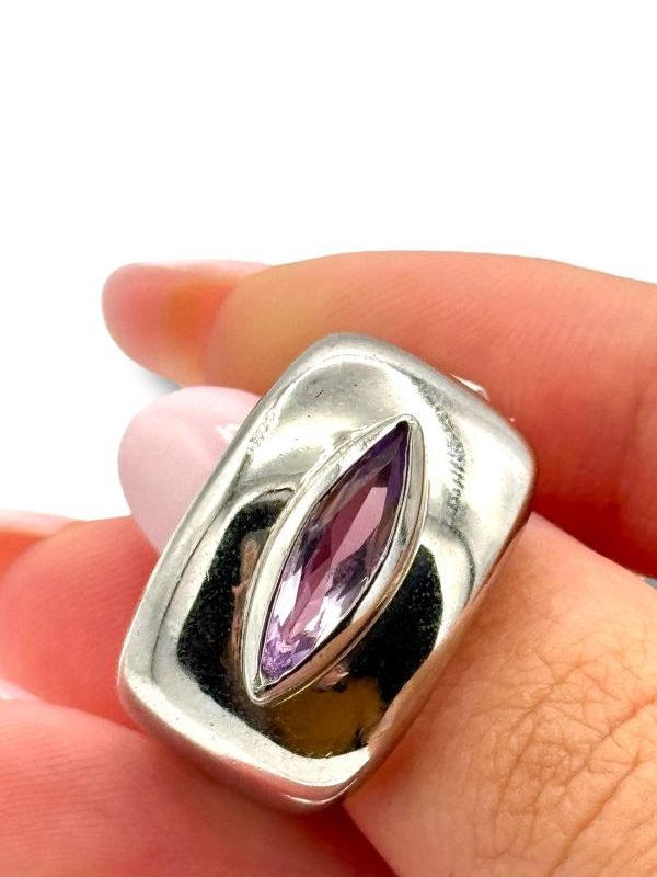 Anello bombato in argento 925 con ametista naturale sfaccettata. Design moderno e pulito, artigianato made in Italy. Un gioiello unico ed elegante. By Ave Caprice.