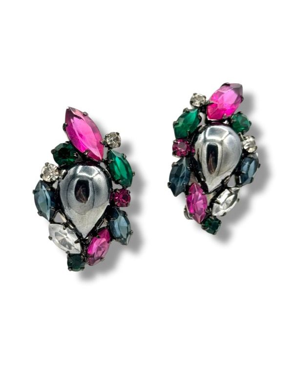 Orecchini a clips in metallo con cristalli luminosi multicolore. Fatto a mano in Italia. Pezzo unico elegante e moderno, ideale per serate speciali. By Ave Caprice.