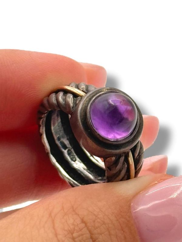 Anello artigianale in argento 925 antichizzato con ametista naturale e inserto in oro 18 carati placcato. Un pezzo unico dallo stile medievale, made in Italy. By Ave Caprice.