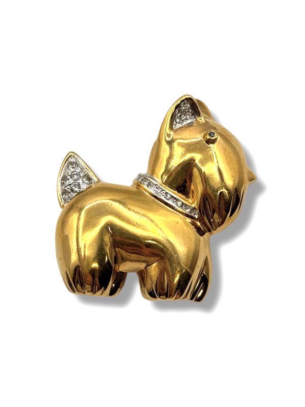 Spilla vintage dorata a forma di cagnolino, impreziosita da cristalli bianchi. Simpatica, elegante e Made in Italy. Perfetta come idea regalo. Pezzo unico. By Ave Caprice.