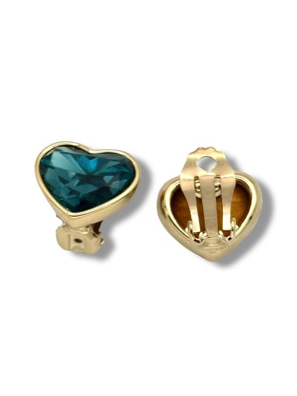 Orecchino a clip dorato con cristallo blu a cuore, comodo anche senza foro. Elegante, raffinato e 100% Made in Italy. Un pezzo unico dal design luminoso e femminile. By Ave Caprice.